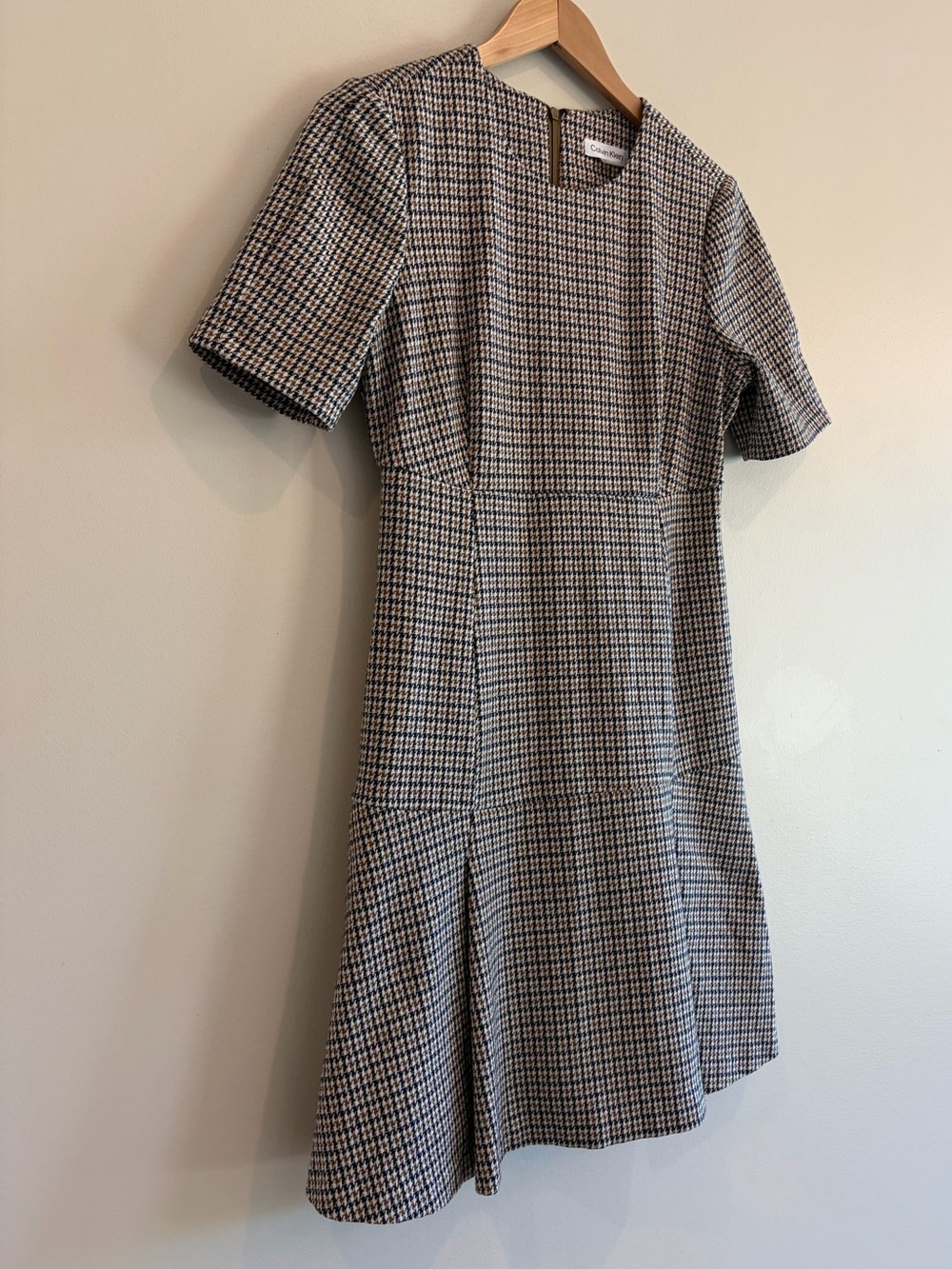 Darling Classic CALVIN KLEIN Houndstooth print dress in Size 6. Great Condition.